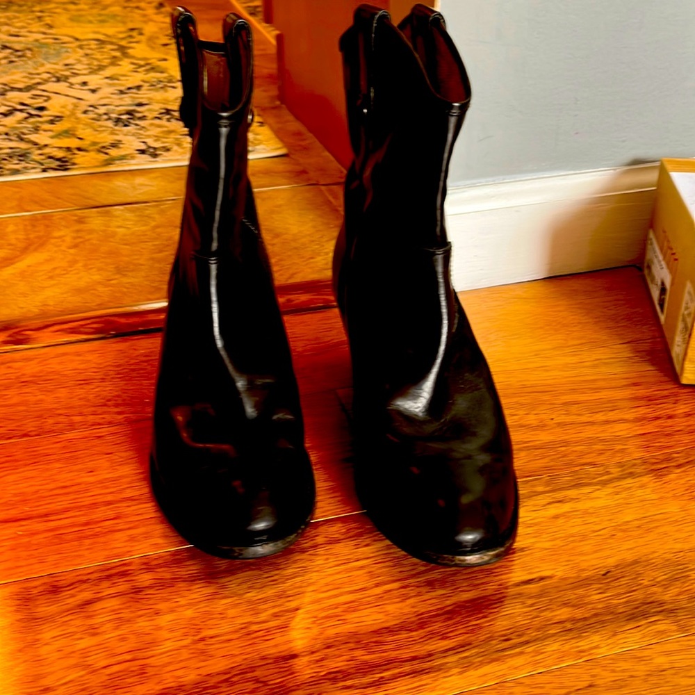 Frye booties In size 8 1/2. Good condition, super comfortable.